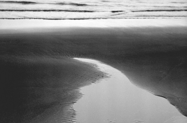 Water on sand (b/w photo)  von 