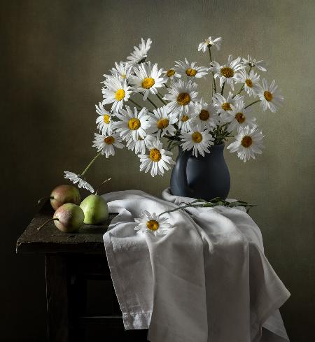 Stillleben mit Gänseblümchen und Birnen