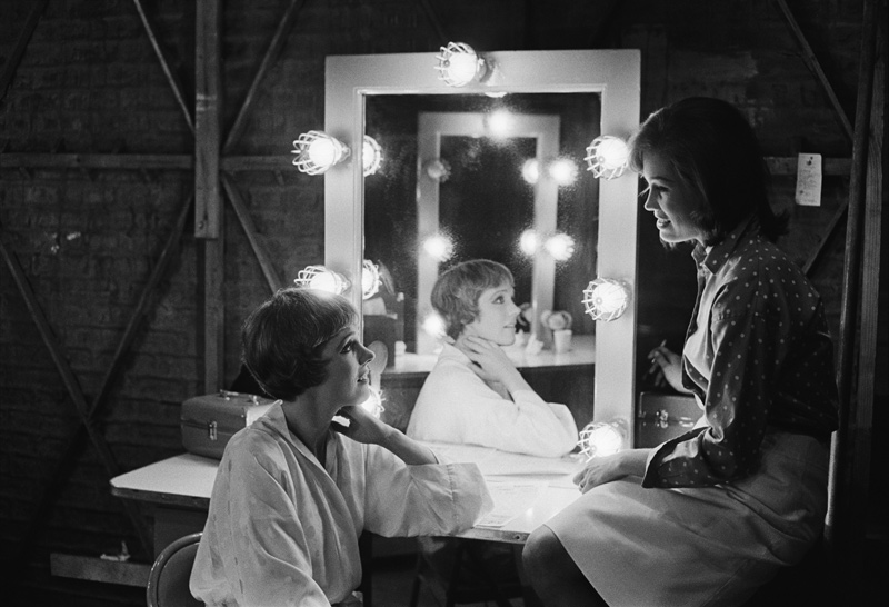 Julie Andrews and Mary Tyler Moore on the set of Thoroughly Modern Millie von Orlando Suero
