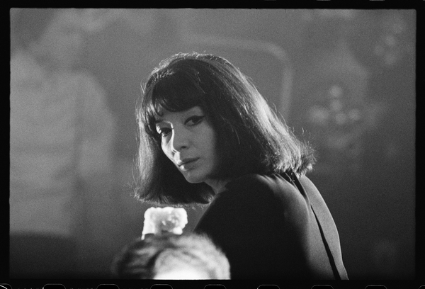 Juliette Greco in smokey nightclub von Orlando Suero
