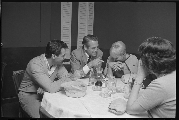 Paul Newman, Mort Sahl and Joanne Woodward joking at dinner von Orlando Suero