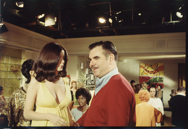 Russ Meyer and cast on the set of Beyond the Valley of the Dolls von Orlando Suero