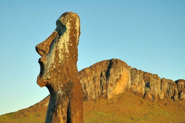 Aus Vulkangestein gemeißelte Statue von 