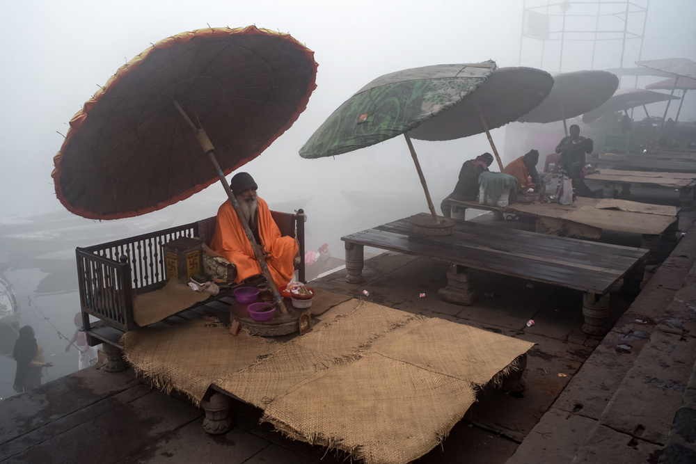Berühmter Regenschirm von Varanasi von Partha Sarathi Dalal