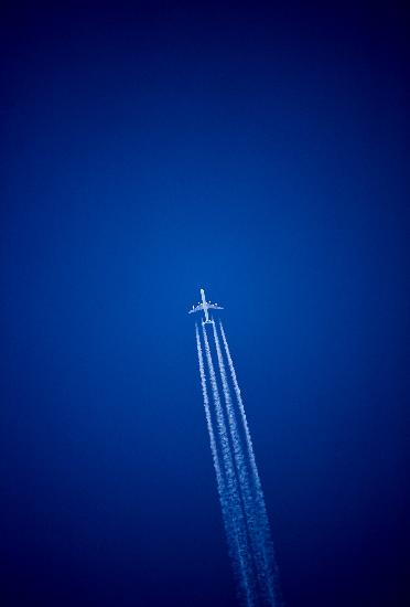 Flugzeug mit Kondensstreifen von Patrick Pleul