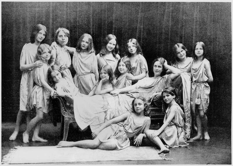 Isadora Duncan (1877-1927) and her pupils from the Grunewald School, 1908 (b/w photo)  von Paul Berger
