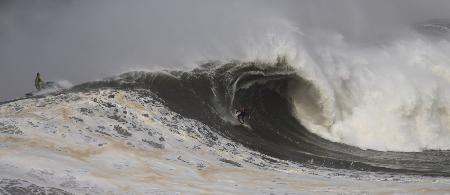 Surfen in großen Wellen
