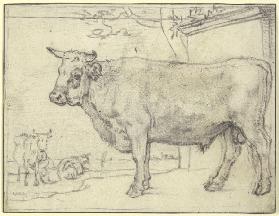Stier nach links, hinten zwei Kühe und eine Melkerin