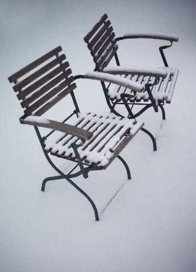 Schneebedeckte Stühle von Peter Steffen