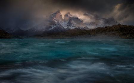 Stürmischer Wind über den Torres del Paine