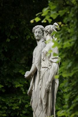 2 Statuen (Wien, Schönbrunn) von Peter Wienerroither
