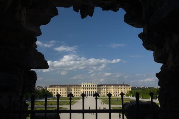 Wien, Schloss Schönbrunn von Neptunbrunn von Peter Wienerroither