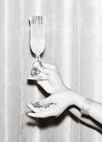 Champagnerhände schwarz und weiß