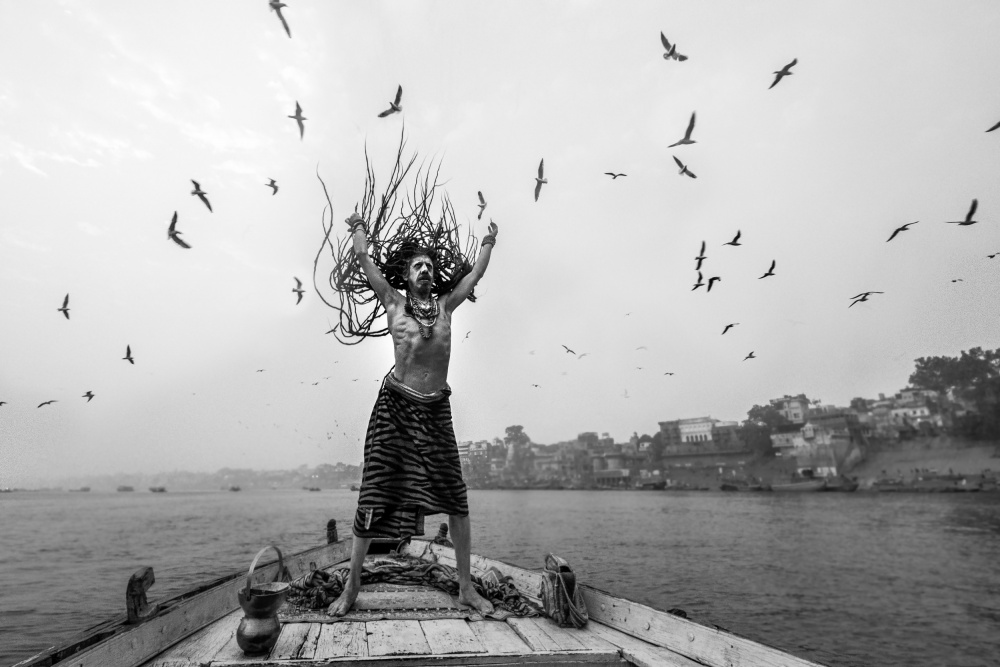 Naga Sadhu posiert auf einem Boot in Varanasi von Prithul Das