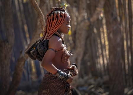 Das Mädchen im Dorf des Himba-Stammes