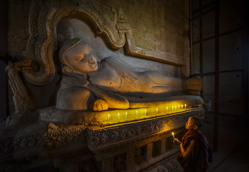 Ein Novizenmönch im Tempel von Bagan von Raymond Ren Rong Liu