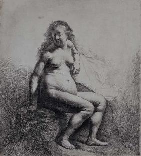 Nackte Frau auf einem Erdhügel sitzend