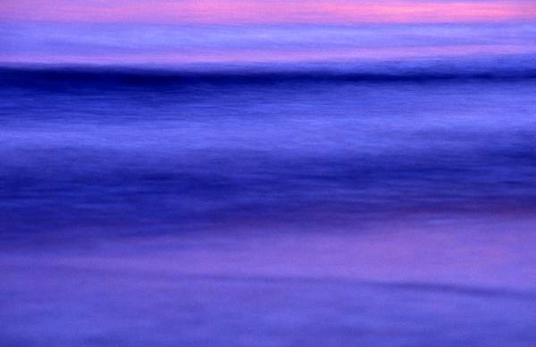 Farbenspiel einer unscharfen Welle im Meer von Robert Kalb