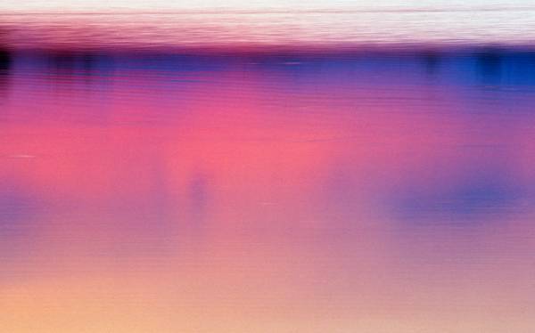 Farbenspiel im Wasser durch einen Sonnenuntergang am Rauchwarter See von Robert Kalb