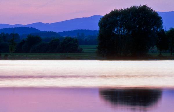Farbenspiel im Wasser (von blau bis rosarot) durch einen Sonnenuntergang von Robert Kalb