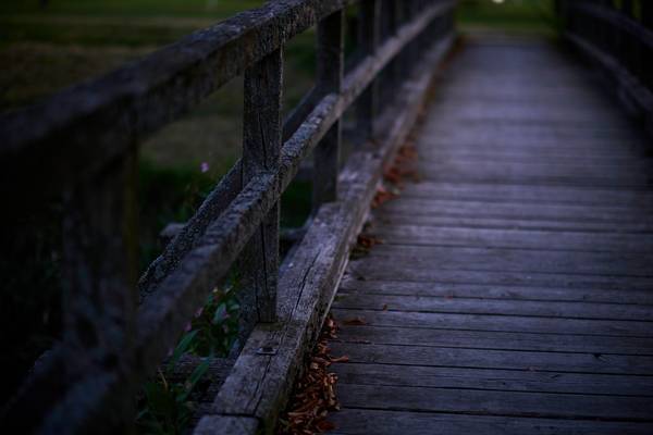 Holzbrücke  für Fussgänger im düsteren Licht von Robert Kalb