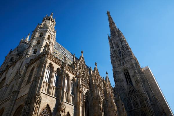 Stephansdom in Wien gegen einen blauen Himmel  von Robert Kalb