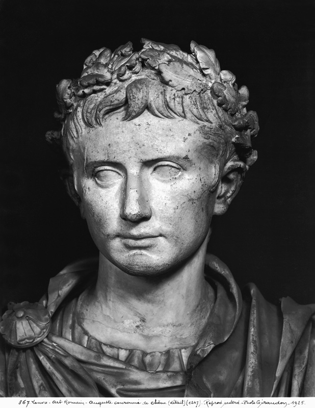 Head of Emperor Augustus (63 BC-14 AD) crowned with an oak wreath  (detail) von Roman