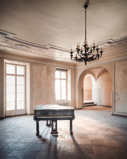 Klavier in einem verlassenen Schloss