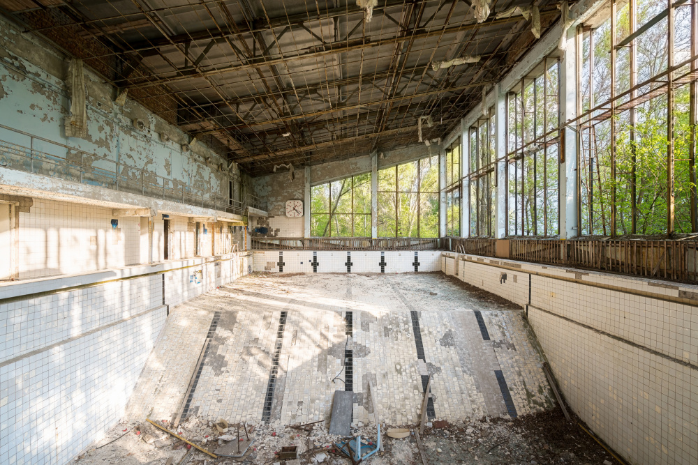 Schwimmbad in Tschernobyl von Roman Robroek