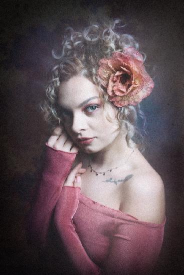 Porträt einer jungen Dame mit Blume im Haar