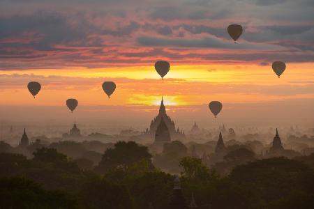 Bagan,Ballons fliegen über antike Tempel
