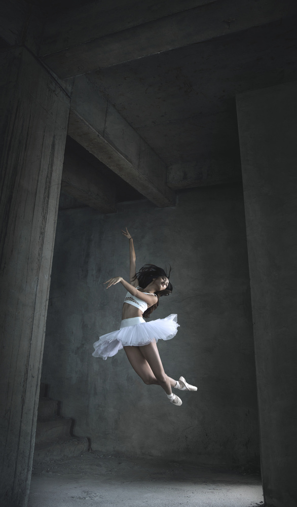 Fliegender Tanz von Sebastian Kisworo