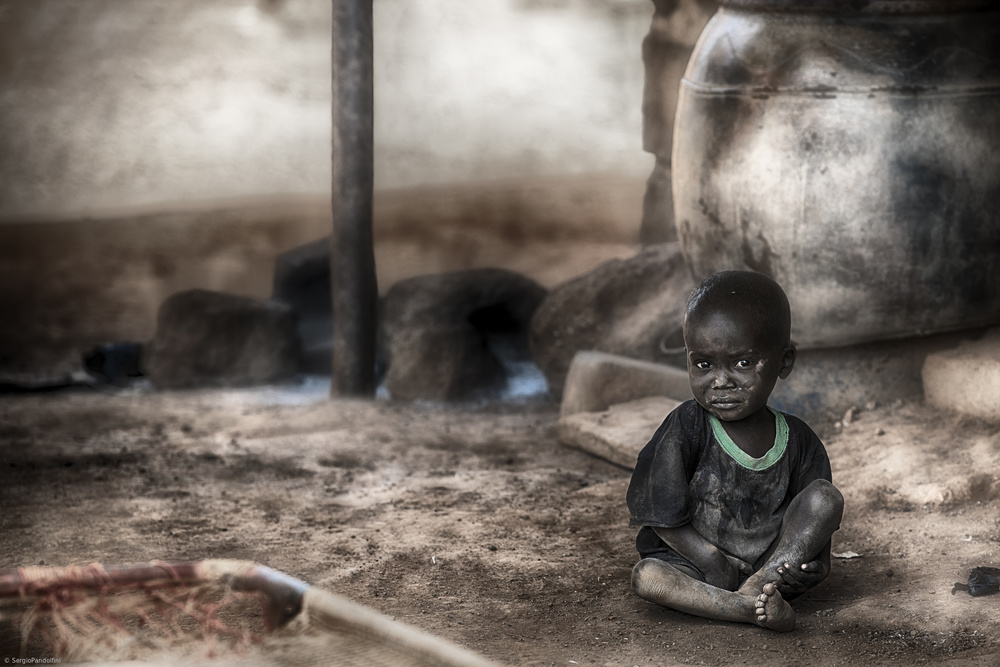 Bitte lassen Sie Kinder nicht in Ruhe... - (Elfenbeinküste) von Sergio Pandolfini