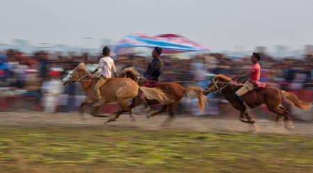 Dorfhelden in einem traditionellen Rennen