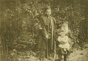 Drei Löwen. Leo Tolstoi mit Sohn Leo und Enkel Leo 1899