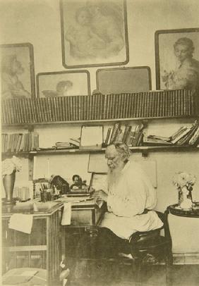 Lew Tolstoi bei der Arbeit