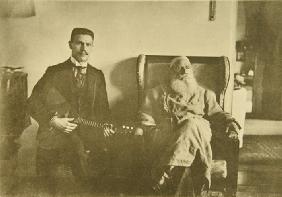Lew Tolstoi mit dem Balalaika-Spieler Boris Trojanowski 1909