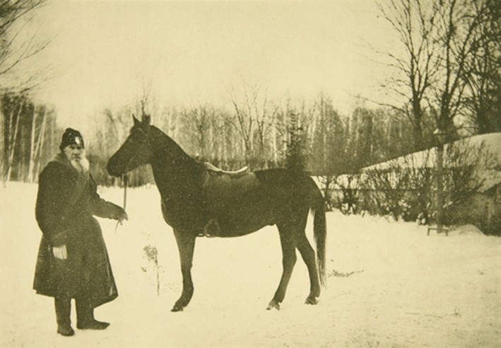 Lew Tolstoi mit Pferd in Jasnaja Poljana von Sophia Andreevna Tolstaya