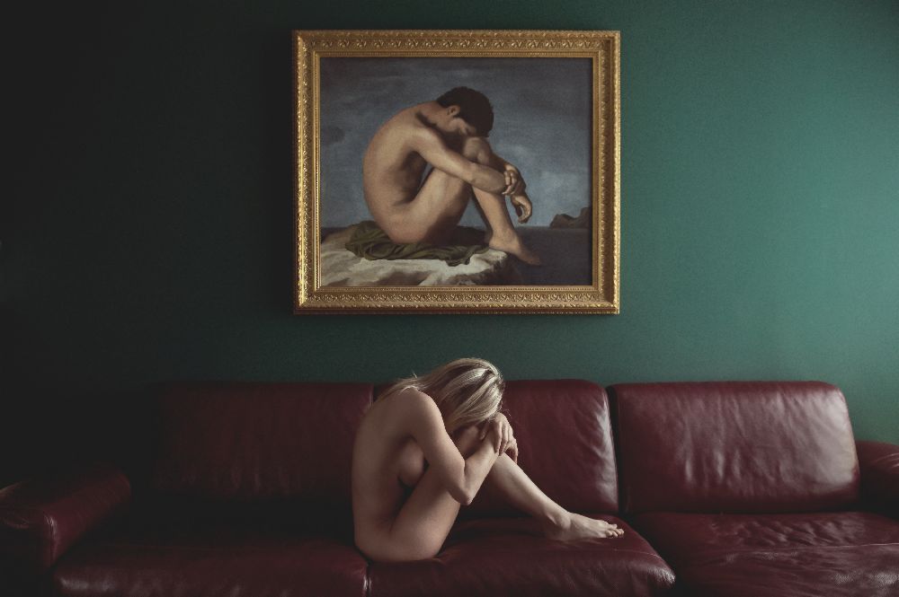 Frau auf der Couch von Stefano Miserini