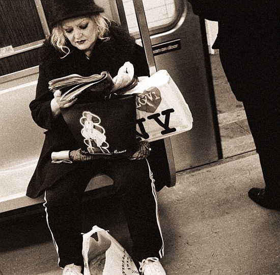 Woman reading on a subway with a Marilyn Monroe purse and an ''I Love New York'' bag, 2004 (b/w phot von Stephen  Spiller