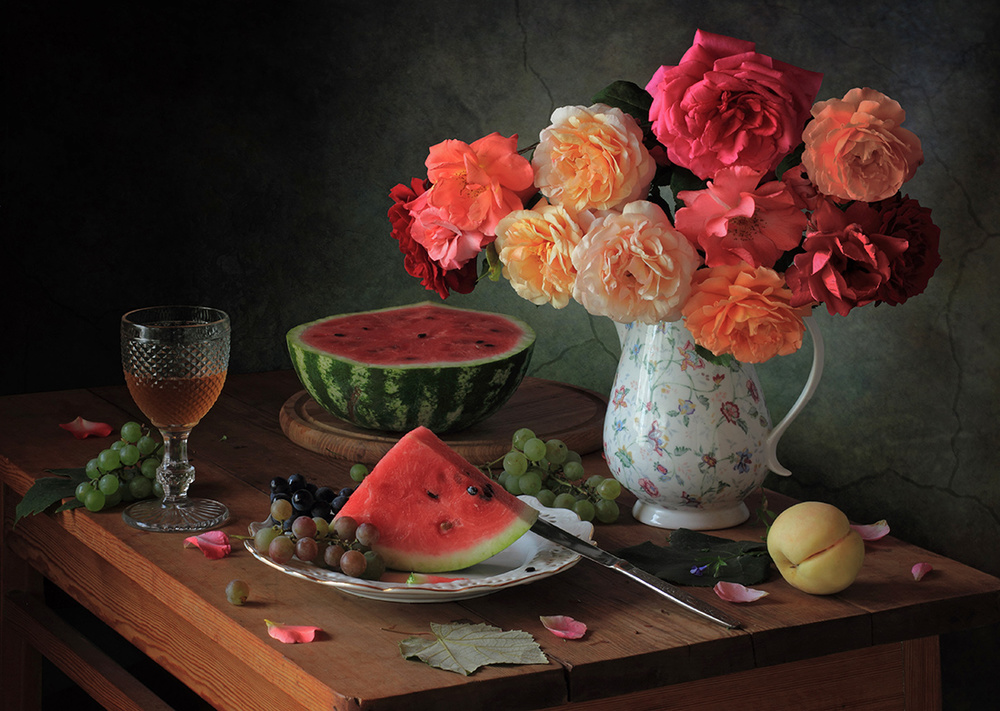 Mit einem Strauß Rosen und Wassermelone von Tatyana Skorokhod