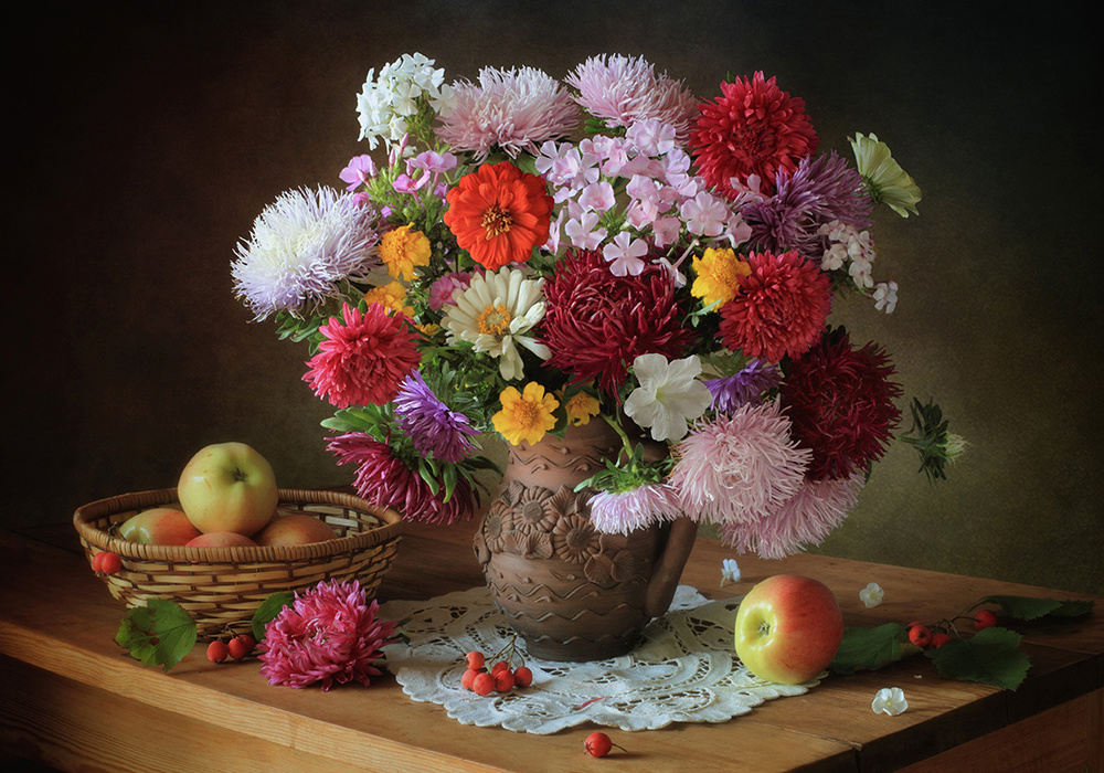 Stillleben mit Blumenstrauß und Äpfeln von Tatyana Skorokhod