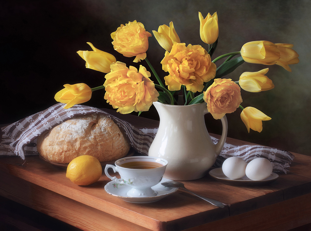 Stillleben mit einem Strauß gelber Tulpen von Tatyana Skorokhod