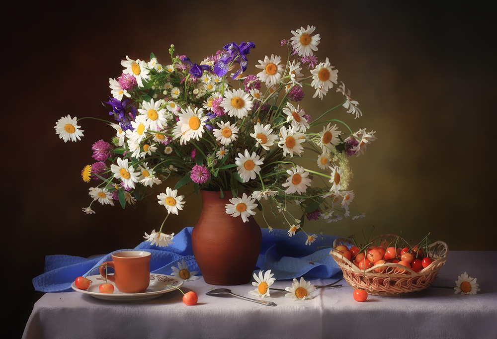 Stillleben mit Gänseblümchen und Kirschen von Tatyana Skorokhod
