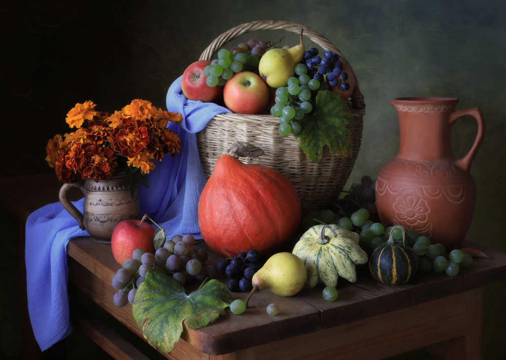 Stillleben mit Herbstfrüchten und Blumen von Tatyana Skorokhod