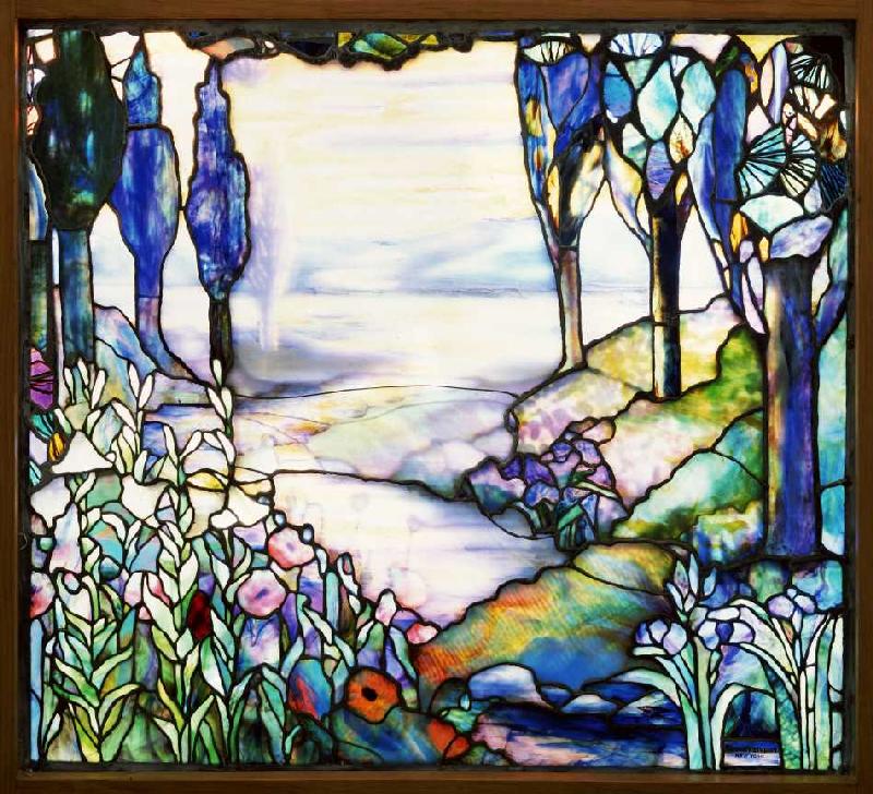 Flusslandschaft mit Blick auf eine Bergkette im Zwielicht mit Zypressen, Lilien, Mohnblumen und Iris von Tiffany Werkstatt