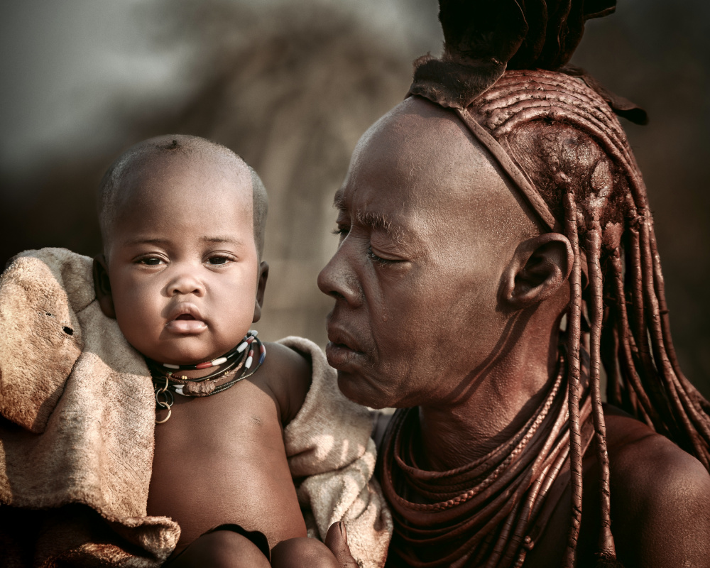 Ovahimba Baby und Großmutter von Tori E Bohn