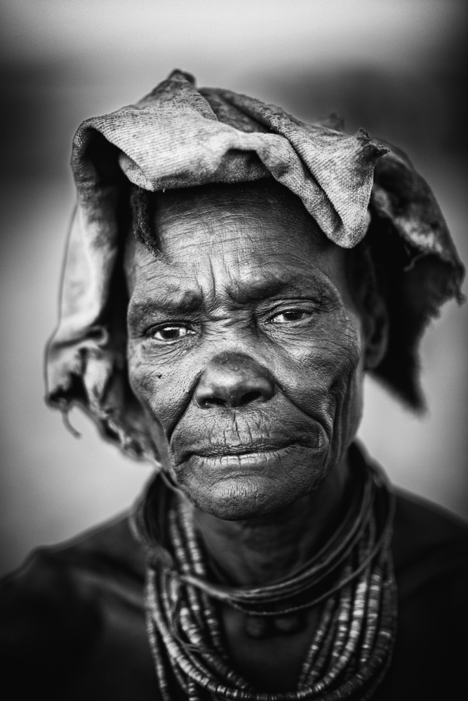Himba-Matriarchin von Trevor Cole