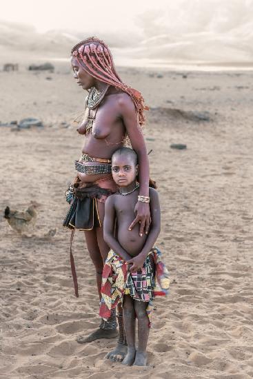 Himba-Mutter und Tochter