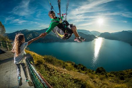 Hi Five bei Sonnenuntergang mit Jim Nougarolles